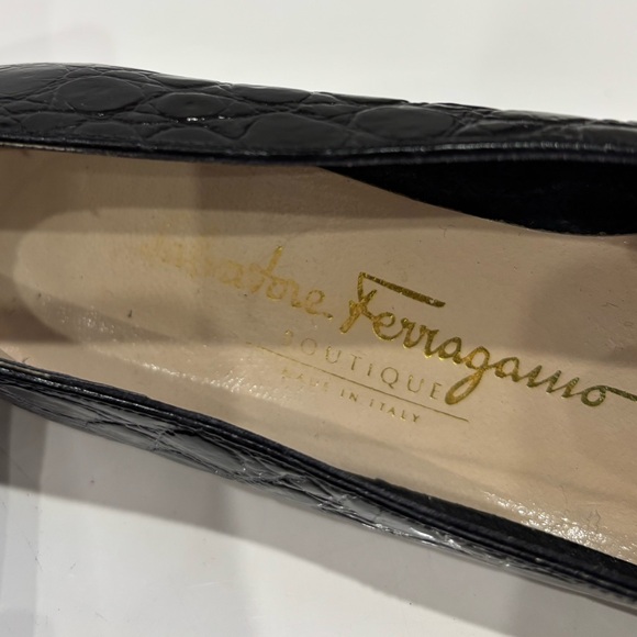 Salvatore Ferragamo Black Croc Embossed Vara Bow Pumps Gold Hardware - Picture 6 of 6